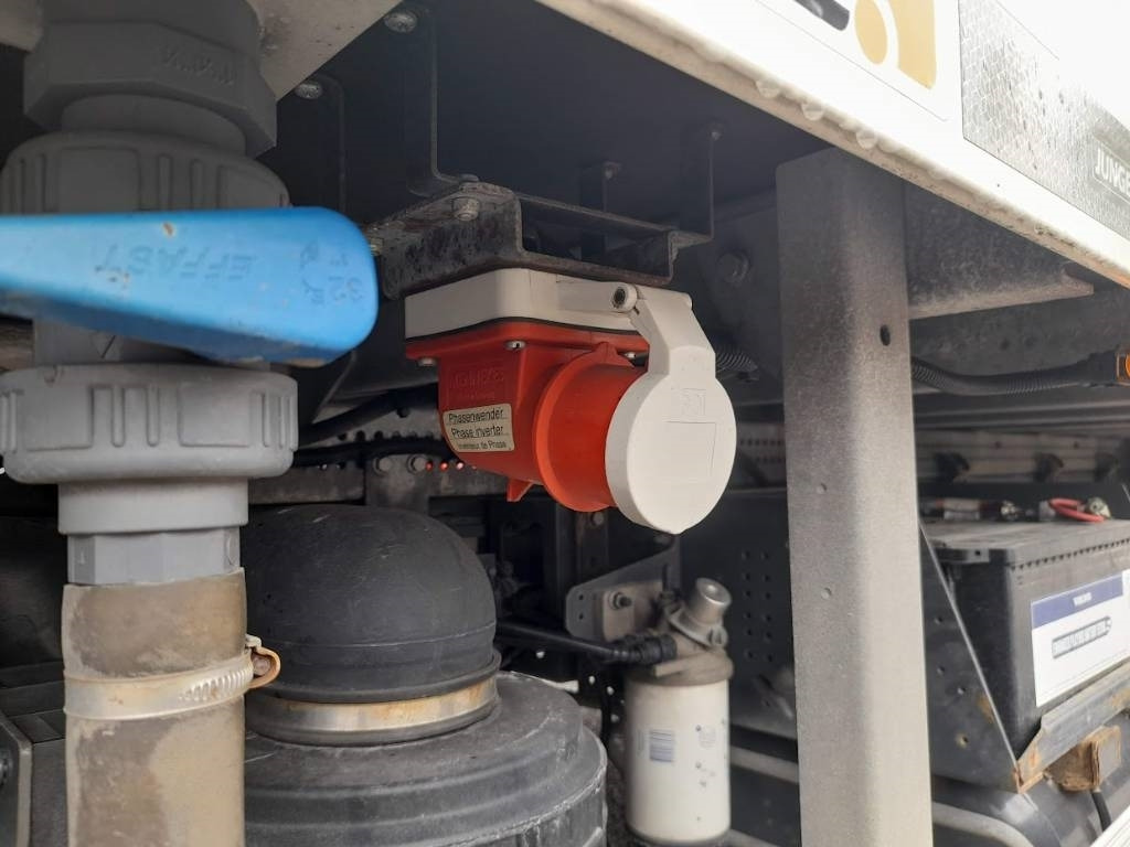 Camion frigorifique Volvo FL 210: photos 11