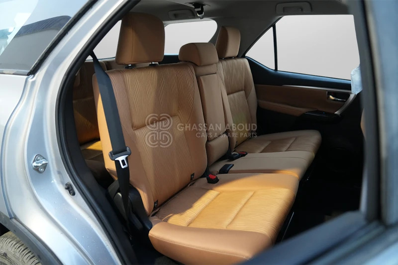 SUV Toyota Fortuner  4x4: photos 10