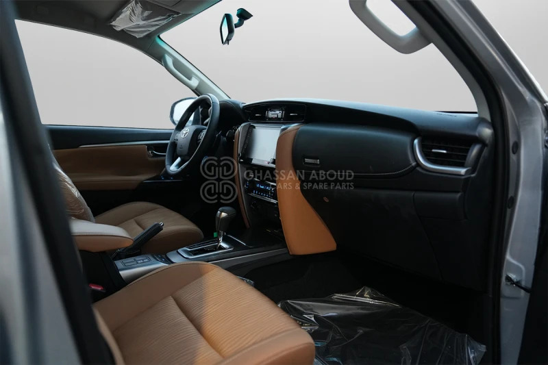 SUV Toyota Fortuner  4x4: photos 9