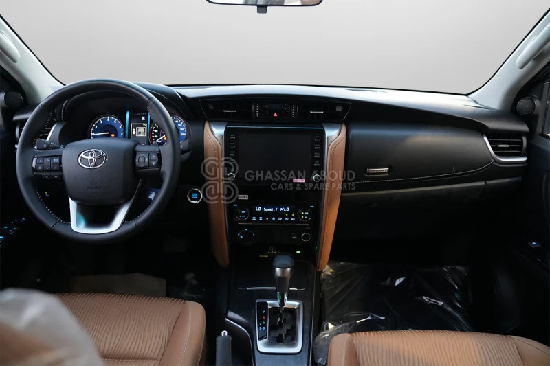 SUV Toyota Fortuner  4x4: photos 8