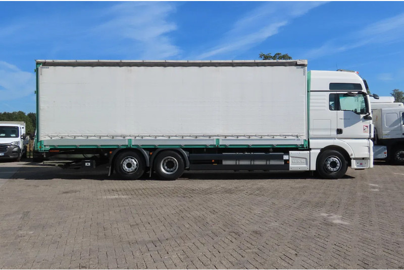 MAN TGX 26.470 ' AS NEW' condition, lift axel, moving axel, edscha, video back, etc, etc, etc - Camion à rideaux coulissants: photos 4 MAN TGX 26.470 ' AS NEW' condition, lift axel, moving axel, edscha, video back, etc, etc, etc - Camion à rideaux coulissants: photos 4