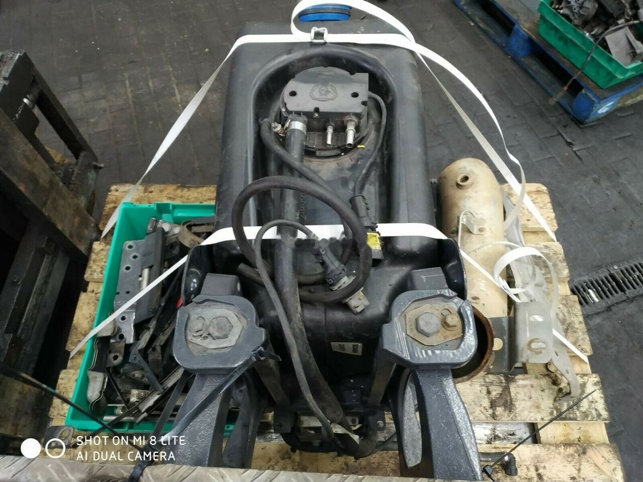 Scania 2244863 2140809 - AdBlue réservoir pour Camion: photos 3 Scania 2244863 2140809 - AdBlue réservoir pour Camion: photos 3