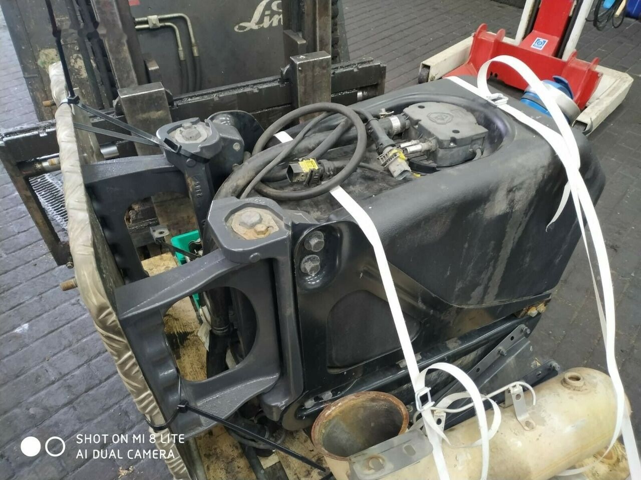 Scania 2244863 2140809 - AdBlue réservoir pour Camion: photos 4 Scania 2244863 2140809 - AdBlue réservoir pour Camion: photos 4