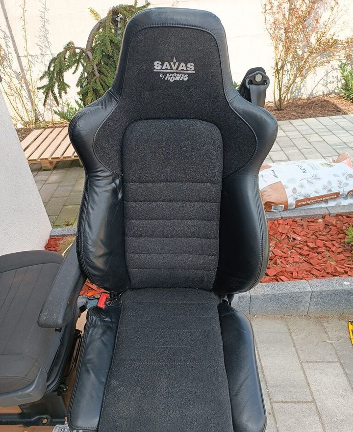 Scania NEW GENERATION HALF LEATHER WITH METAL BASE (LEFT) Scania - Siège pour Camion: photos 1 Scania NEW GENERATION HALF LEATHER WITH METAL BASE (LEFT) Scania - Siège pour Camion: photos 1