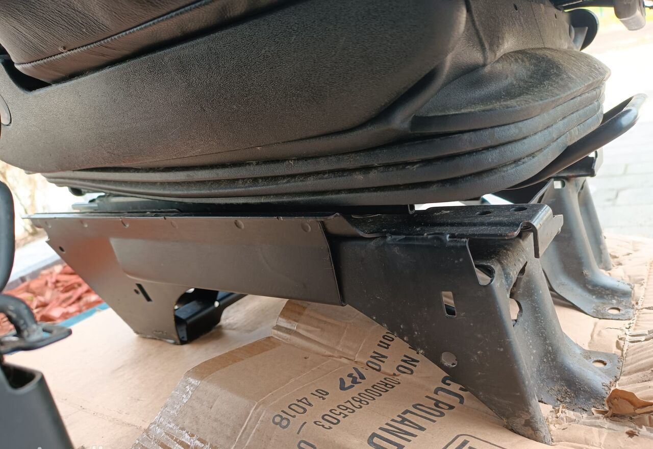 Scania NEW GENERATION HALF LEATHER WITH METAL BASE (LEFT) Scania - Siège pour Camion: photos 4 Scania NEW GENERATION HALF LEATHER WITH METAL BASE (LEFT) Scania - Siège pour Camion: photos 4