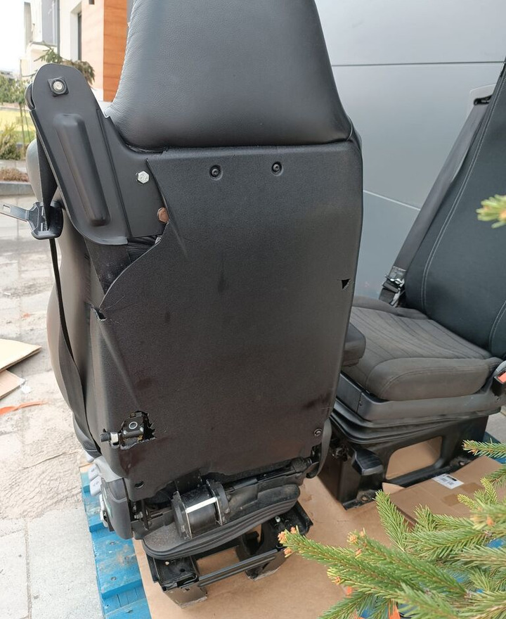 Scania NEW GENERATION HALF LEATHER WITH METAL BASE (LEFT) Scania - Siège pour Camion: photos 5 Scania NEW GENERATION HALF LEATHER WITH METAL BASE (LEFT) Scania - Siège pour Camion: photos 5
