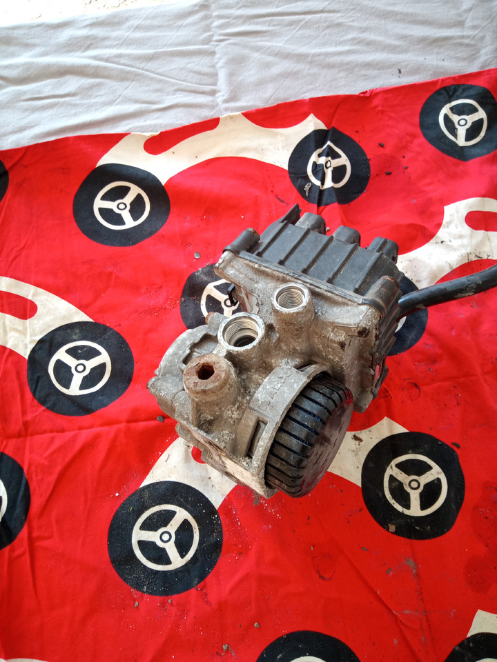 DAF XF106 - Valve de frein: photos 1 DAF XF106 - Valve de frein: photos 1