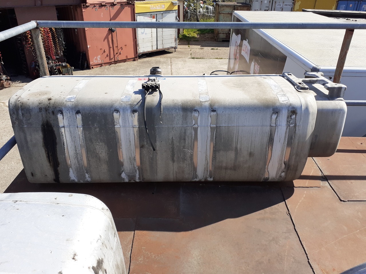 SCANIA R440 - Réservoir de carburant pour Châssis cabine: photos 3 SCANIA R440 - Réservoir de carburant pour Châssis cabine: photos 3