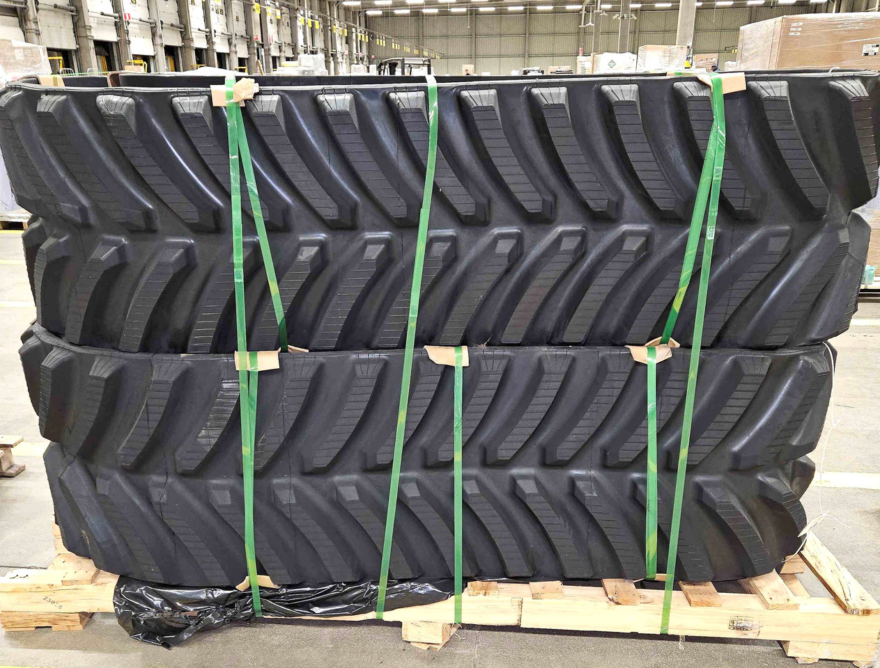 Rubber track for CNH and NH Combine 24" and 28.5" - Chenille pour Moissonneuse-batteuse: photos 4 Rubber track for CNH and NH Combine 24" and 28.5" - Chenille pour Moissonneuse-batteuse: photos 4