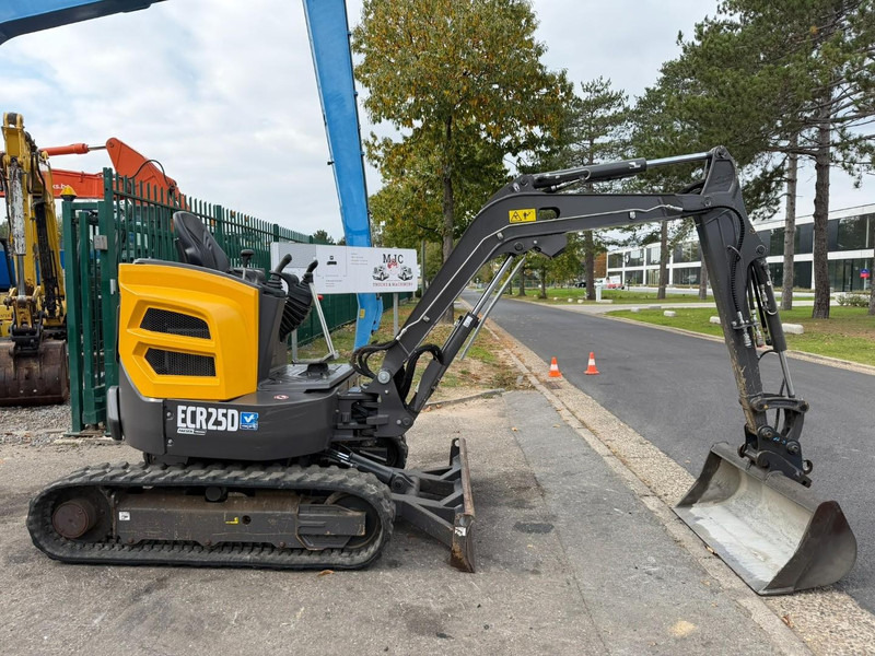 Volvo ECR25D 1159 UREN - SLOOP + SORTEERFUNCTIE - EXTRA HYDR. LEIDINGEN - HYDR SNELWISSEL - CE - BE MACHINE - Mini pelle: photos 3 Volvo ECR25D 1159 UREN - SLOOP + SORTEERFUNCTIE - EXTRA HYDR. LEIDINGEN - HYDR SNELWISSEL - CE - BE MACHINE - Mini pelle: photos 3