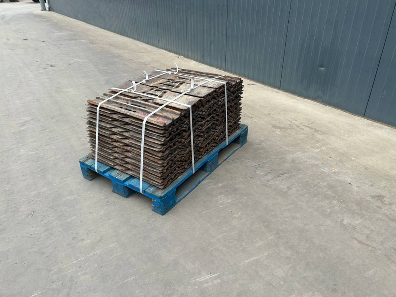 Cat 320D / 320E / 323D / 323E 700mm shoes - 30% - Frame/ Châssis pour Engins de chantier: photos 1 Cat 320D / 320E / 323D / 323E 700mm shoes - 30% - Frame/ Châssis pour Engins de chantier: photos 1