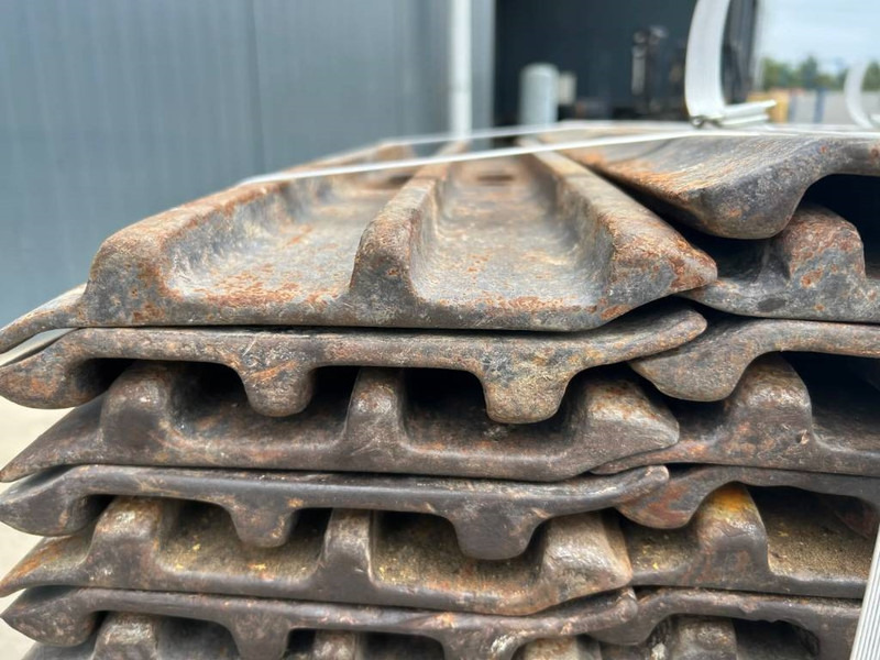 Cat 320D / 320E / 323D / 323E 700mm shoes - 30% - Frame/ Châssis pour Engins de chantier: photos 3 Cat 320D / 320E / 323D / 323E 700mm shoes - 30% - Frame/ Châssis pour Engins de chantier: photos 3