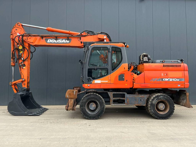 Doosan DX210W - Pelle sur pneus: photos 5 Doosan DX210W - Pelle sur pneus: photos 5