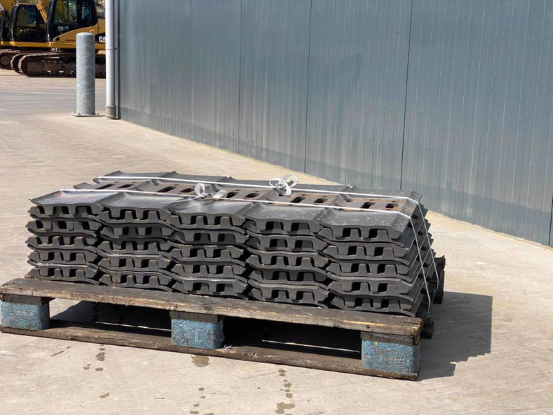 Hitachi EX270 / EX300 / EX310 Shoes/Pads - Frame/ Châssis pour Engins de chantier: photos 5 Hitachi EX270 / EX300 / EX310 Shoes/Pads - Frame/ Châssis pour Engins de chantier: photos 5