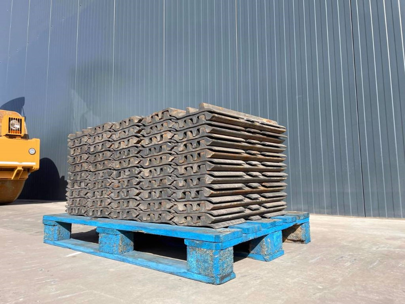 Hyundai R210 / R215 / R220 / R235 / R250 / R260 - Frame/ Châssis pour Engins de chantier: photos 2 Hyundai R210 / R215 / R220 / R235 / R250 / R260 - Frame/ Châssis pour Engins de chantier: photos 2