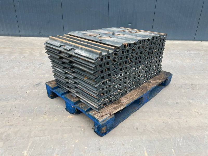 Hyundai R210 / R215 / R220 Shoes 3 Grouser 600mm - Frame/ Châssis pour Engins de chantier: photos 1 Hyundai R210 / R215 / R220 Shoes 3 Grouser 600mm - Frame/ Châssis pour Engins de chantier: photos 1