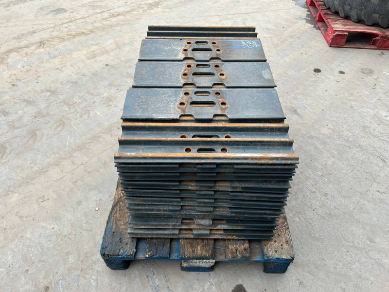 Hyundai R210 / R215 / R220 Shoes 3 Grouser 600mm - Frame/ Châssis pour Engins de chantier: photos 4 Hyundai R210 / R215 / R220 Shoes 3 Grouser 600mm - Frame/ Châssis pour Engins de chantier: photos 4
