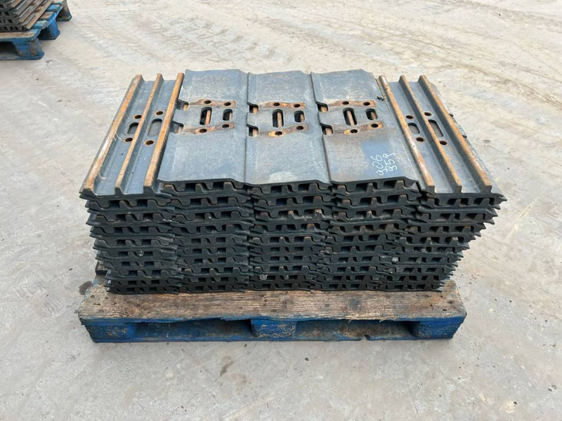Hyundai R210 / R215 / R220 Shoes 3 Grouser 600mm - Frame/ Châssis pour Engins de chantier: photos 3 Hyundai R210 / R215 / R220 Shoes 3 Grouser 600mm - Frame/ Châssis pour Engins de chantier: photos 3