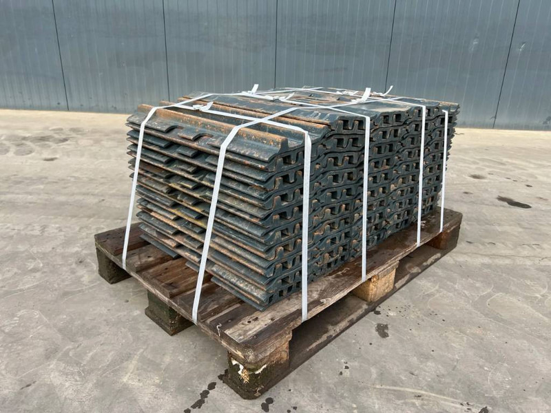 Hyundai R210 / R215 / R220 Shoes - Frame/ Châssis pour Engins de chantier: photos 1 Hyundai R210 / R215 / R220 Shoes - Frame/ Châssis pour Engins de chantier: photos 1