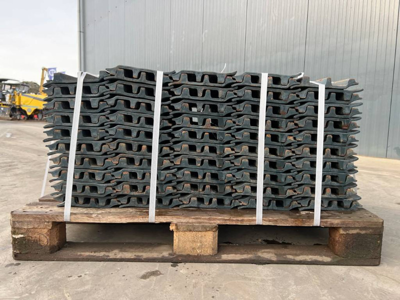 Hyundai R210 / R215 / R220 Shoes - Frame/ Châssis pour Engins de chantier: photos 4 Hyundai R210 / R215 / R220 Shoes - Frame/ Châssis pour Engins de chantier: photos 4