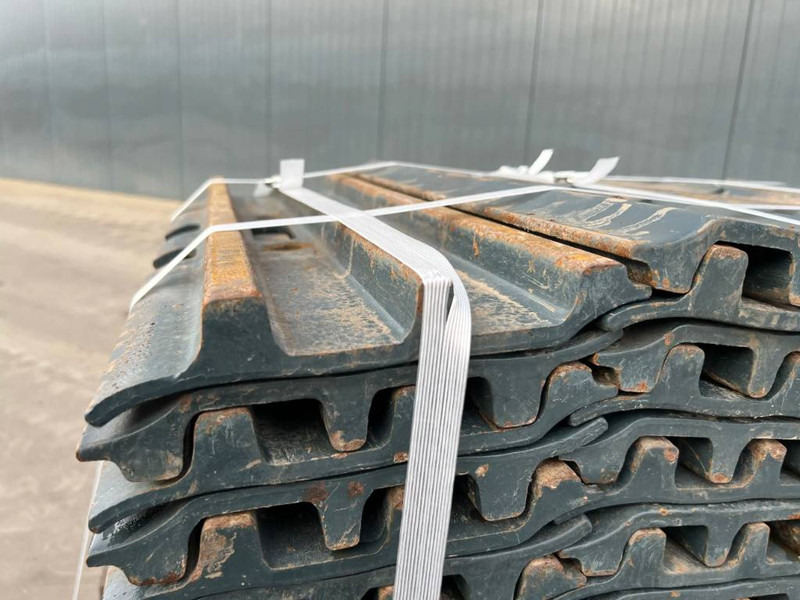 Hyundai R210 / R215 / R220 Shoes - Frame/ Châssis pour Engins de chantier: photos 3 Hyundai R210 / R215 / R220 Shoes - Frame/ Châssis pour Engins de chantier: photos 3