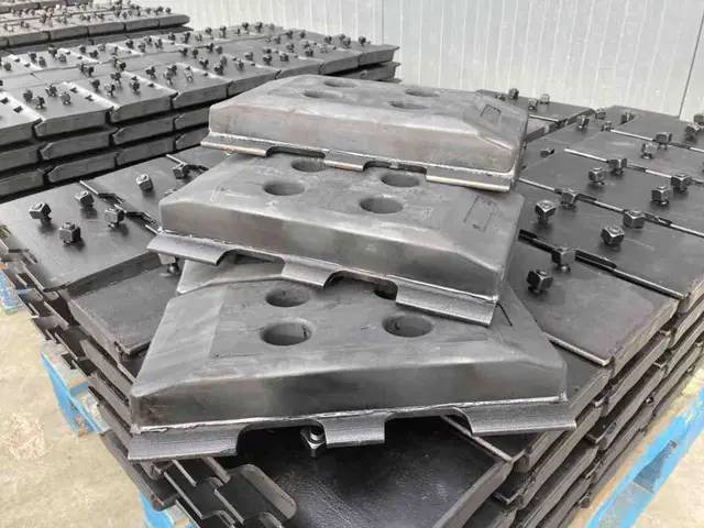 Volvo Rubber Asphalt Pads - Frame/ Châssis pour Engins de chantier: photos 1 Volvo Rubber Asphalt Pads - Frame/ Châssis pour Engins de chantier: photos 1