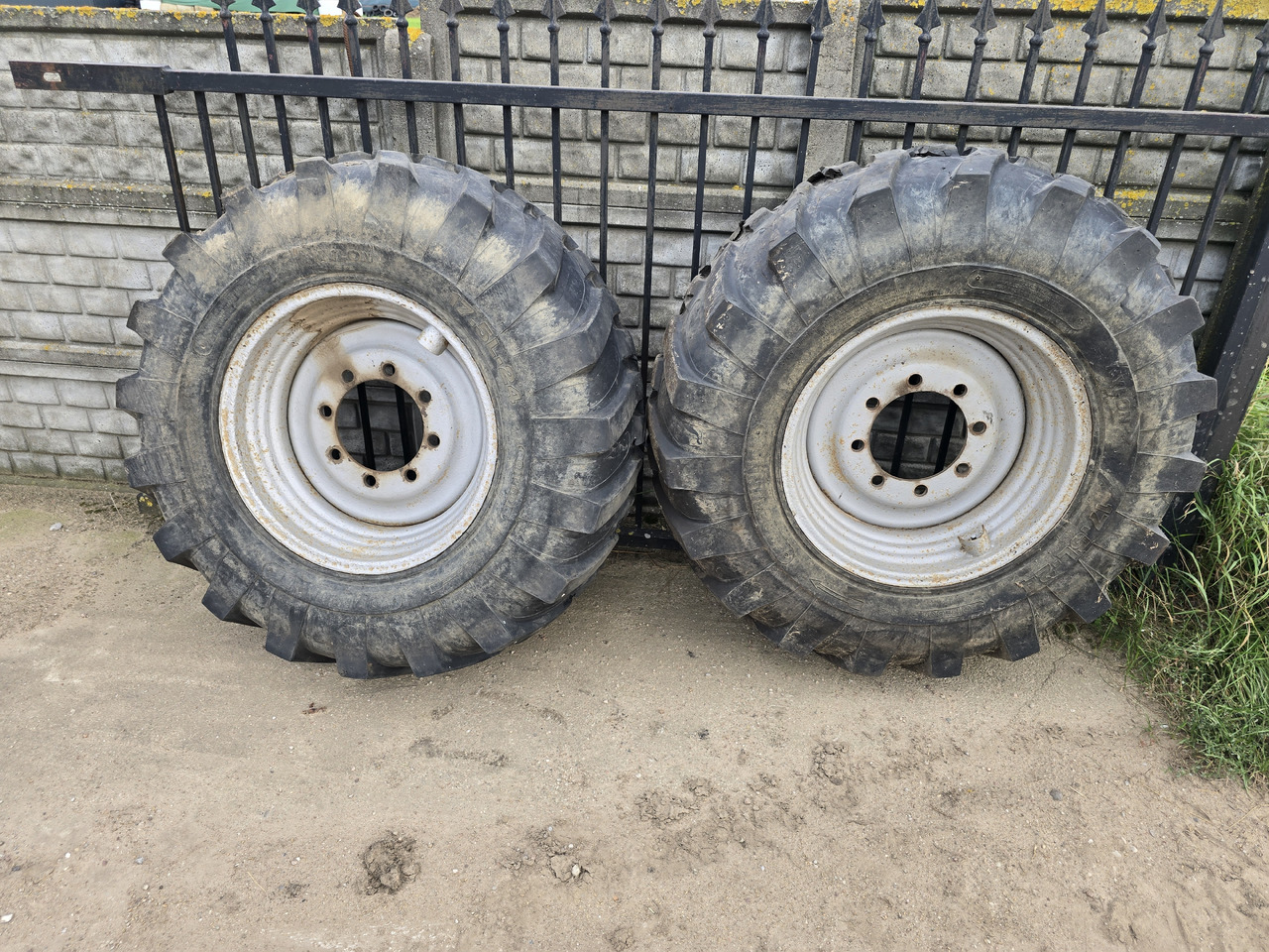 FORERUNNER 17.5 - 24 - Roue complète pour Machine agricole: photos 1 FORERUNNER 17.5 - 24 - Roue complète pour Machine agricole: photos 1
