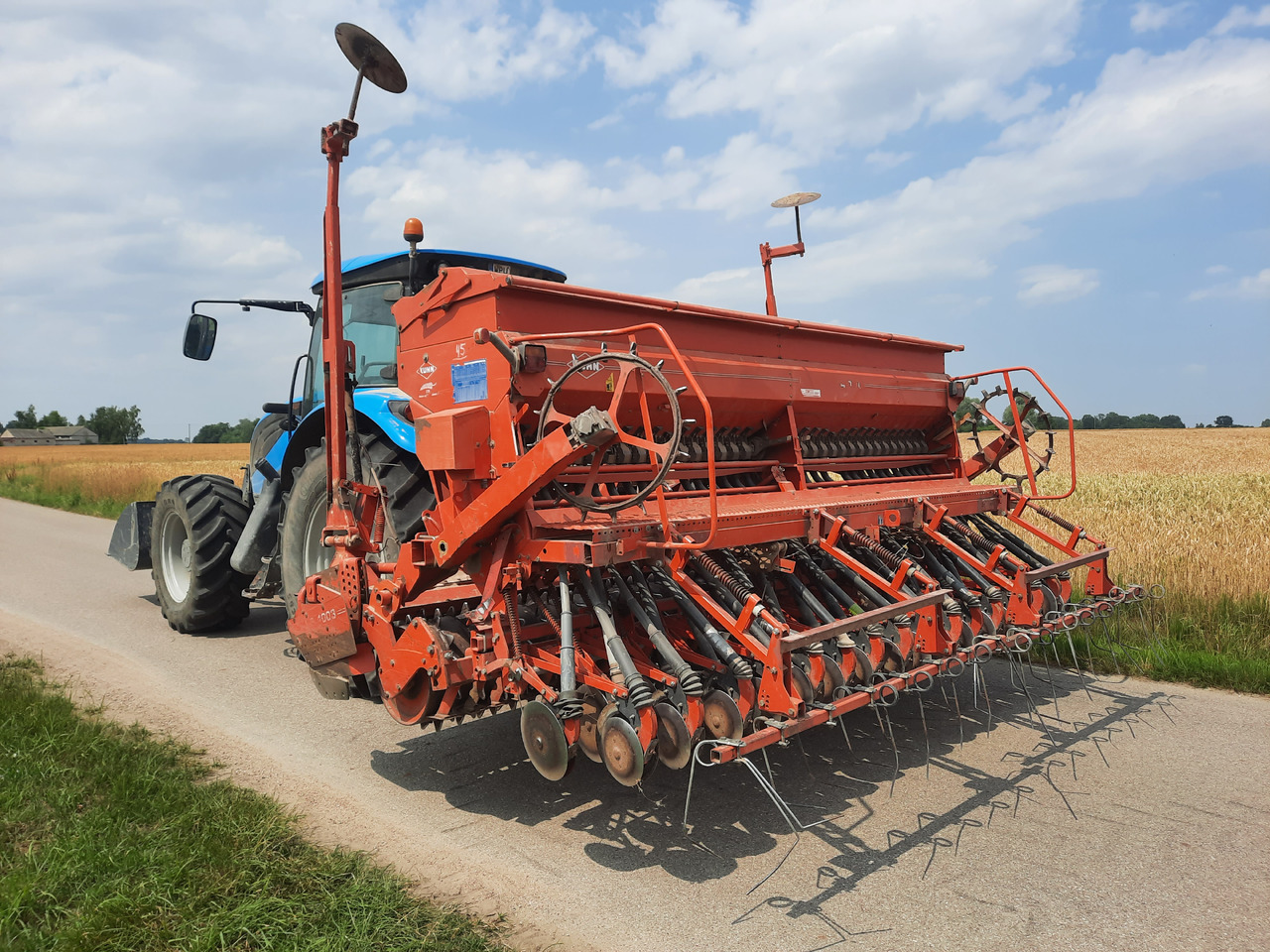 KUHN HR4003D INTEGRA 4000 - Combiné de semis: photos 1 KUHN HR4003D INTEGRA 4000 - Combiné de semis: photos 1