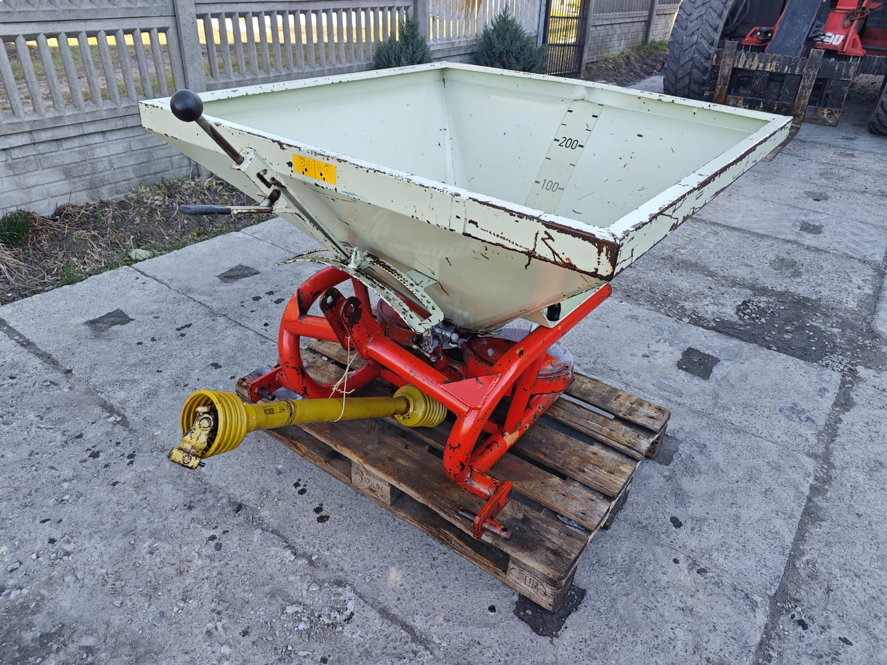 RAUCH Komet 450 L - Distributeur d'engrais: photos 1 RAUCH Komet 450 L - Distributeur d'engrais: photos 1