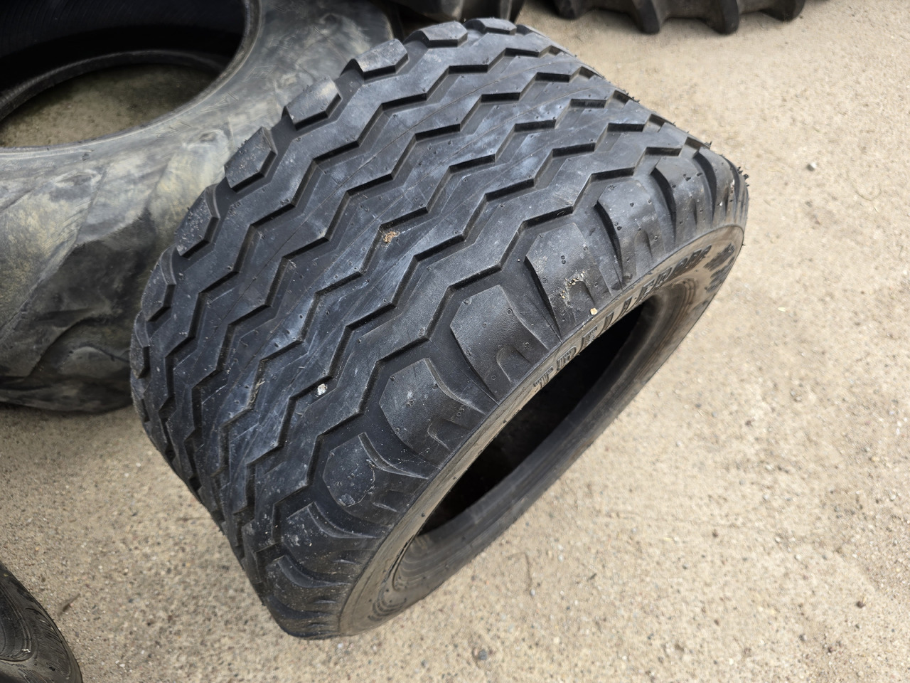 TRELLEBORG 340/55-16 - Pneu pour Engins de chantier: photos 2 TRELLEBORG 340/55-16 - Pneu pour Engins de chantier: photos 2