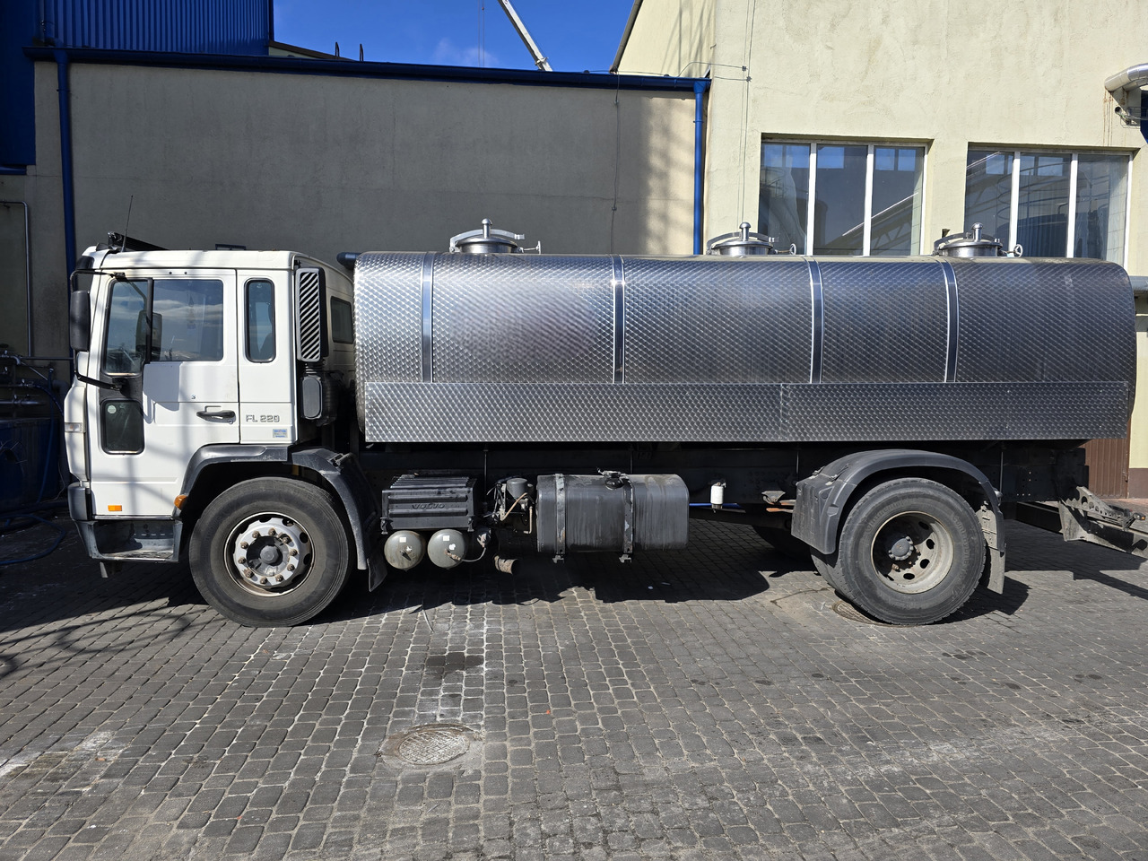 VOLVO FL 220 - Camion hydrocureur: photos 3 VOLVO FL 220 - Camion hydrocureur: photos 3