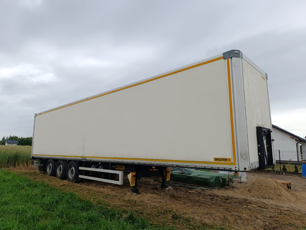 Wielton NS34FT - Semi-remorque fourgon: photos 1 Wielton NS34FT - Semi-remorque fourgon: photos 1