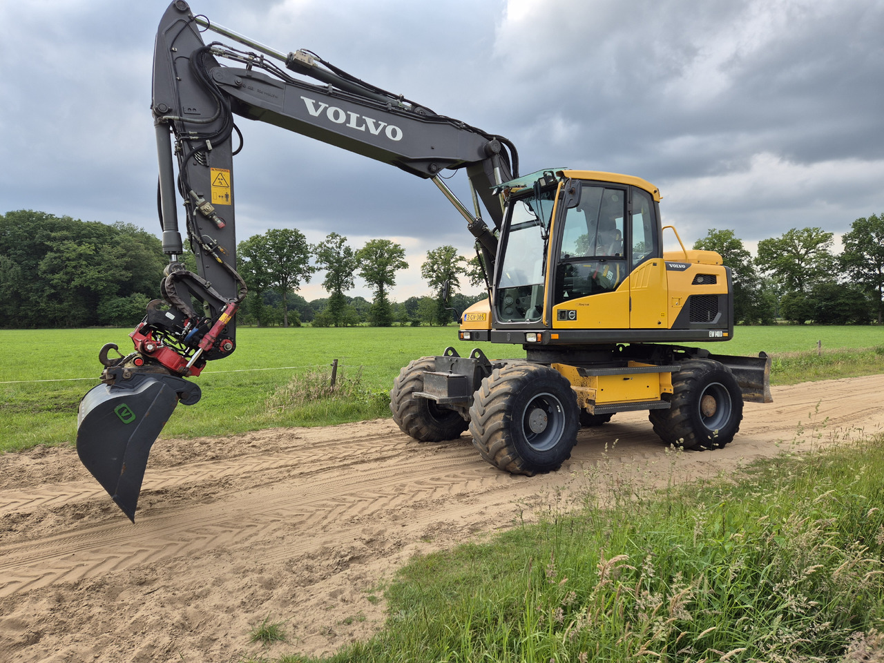 VOLVO EW 140 D Rototilt - Pelle sur pneus: photos 1 VOLVO EW 140 D Rototilt - Pelle sur pneus: photos 1