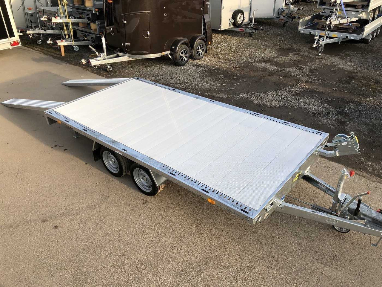 HUMBAUR Universal 3500 Aluboden Universaltransporter - Remorque porte-voitures: photos 1 HUMBAUR Universal 3500 Aluboden Universaltransporter - Remorque porte-voitures: photos 1