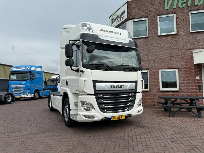 DAF CF 410 CF410 4X2 Spacecab - Distributie trekker - Mileuzone - Dealer onderhouden - apk 6-2026 - Tracteur routier: photos 1 DAF CF 410 CF410 4X2 Spacecab - Distributie trekker - Mileuzone - Dealer onderhouden - apk 6-2026 - Tracteur routier: photos 1