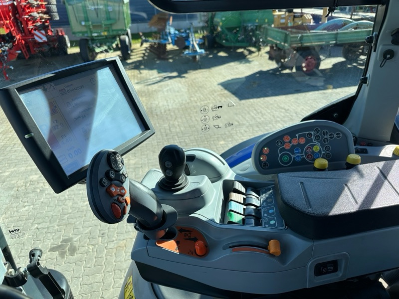New Holland T7.245 AC AutoCommand - Tracteur agricole: photos 5 New Holland T7.245 AC AutoCommand - Tracteur agricole: photos 5