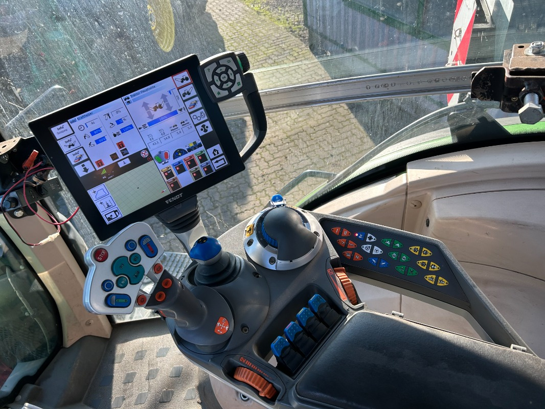 Fendt 826 Vario ProfiPlus - Tracteur agricole: photos 3 Fendt 826 Vario ProfiPlus - Tracteur agricole: photos 3