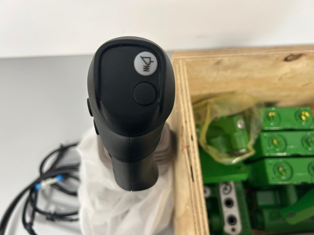 John Deere Einhebelsteuergerät mechanisch vom 6155R - Hydraulique pour Machine agricole: photos 3 John Deere Einhebelsteuergerät mechanisch vom 6155R - Hydraulique pour Machine agricole: photos 3