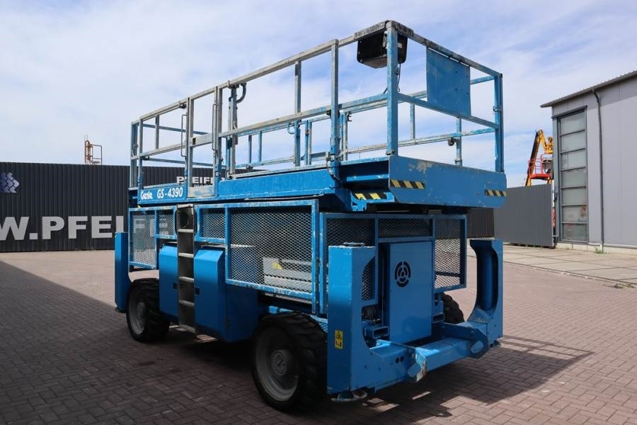 Genie GS4390 Diesel, 4x4 Drive, 15.11m Working Height 68 - Nacelle ciseaux: photos 5 Genie GS4390 Diesel, 4x4 Drive, 15.11m Working Height 68 - Nacelle ciseaux: photos 5