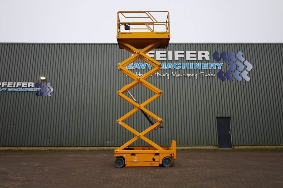 Haulotte Compact 10 Electric, 10.2m Working Height, 450kg C - Nacelle ciseaux: photos 3 Haulotte Compact 10 Electric, 10.2m Working Height, 450kg C - Nacelle ciseaux: photos 3