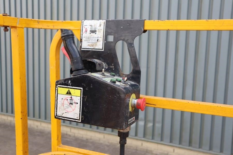 Haulotte Compact 12 Electric, 12m Working Height, 300kg Cap - Nacelle ciseaux: photos 4 Haulotte Compact 12 Electric, 12m Working Height, 300kg Cap - Nacelle ciseaux: photos 4