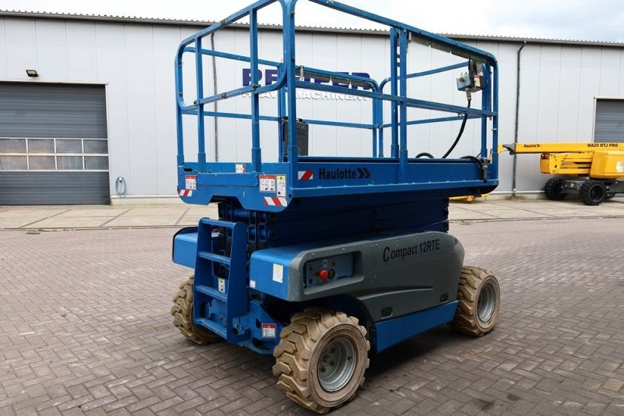 Haulotte Compact 12RTE Electric, 12m Working Height, 450kg - Nacelle ciseaux: photos 2 Haulotte Compact 12RTE Electric, 12m Working Height, 450kg - Nacelle ciseaux: photos 2