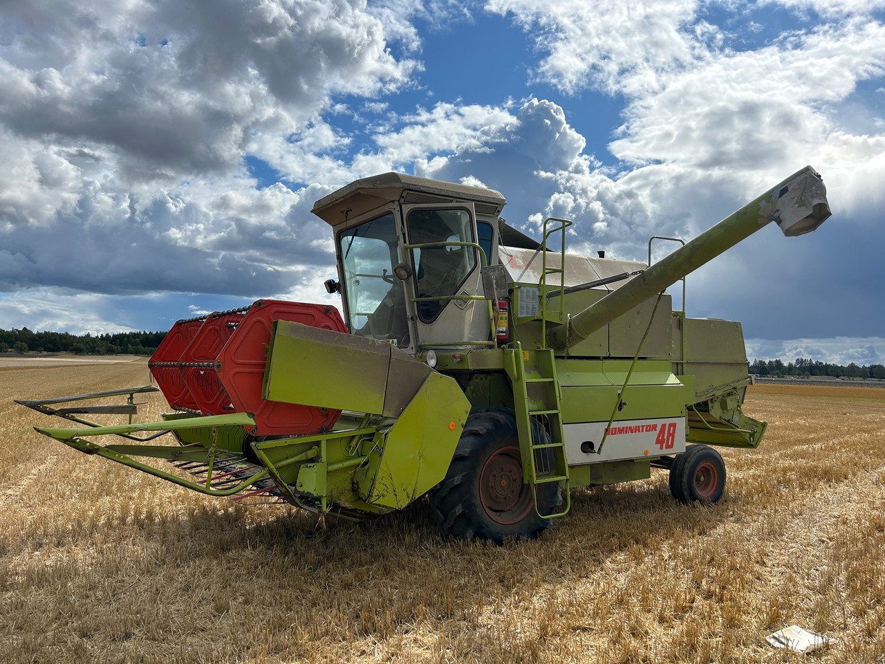 Claas Dominator 48 - Moissonneuse-batteuse: photos 1 Claas Dominator 48 - Moissonneuse-batteuse: photos 1