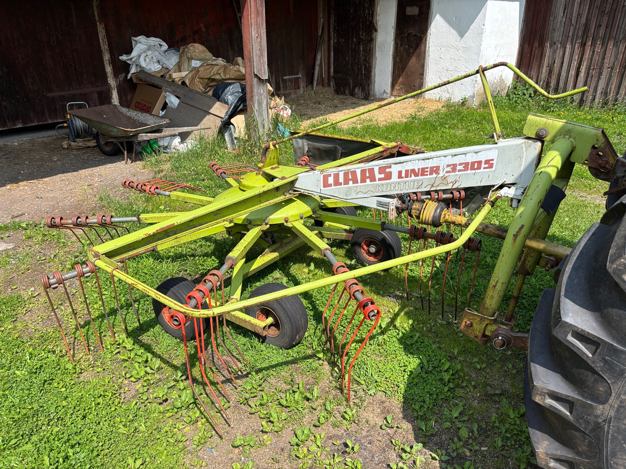 Claas Liner 330 - Faneuse: photos 1 Claas Liner 330 - Faneuse: photos 1