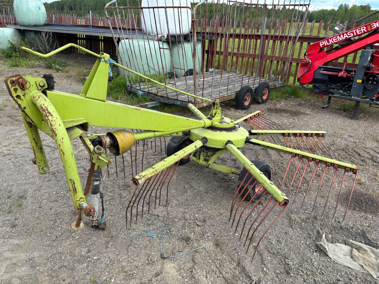 Claas WS 320S - Faneuse: photos 1 Claas WS 320S - Faneuse: photos 1