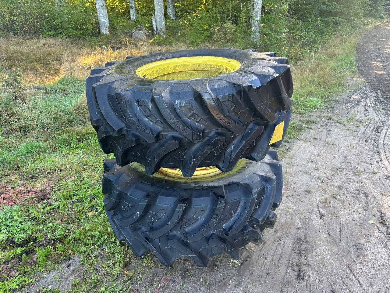 Dubbelmontage Starmaxx TR-110 till John Deere fram 2st - Pneu pour Machine agricole: photos 1 Dubbelmontage Starmaxx TR-110 till John Deere fram 2st - Pneu pour Machine agricole: photos 1