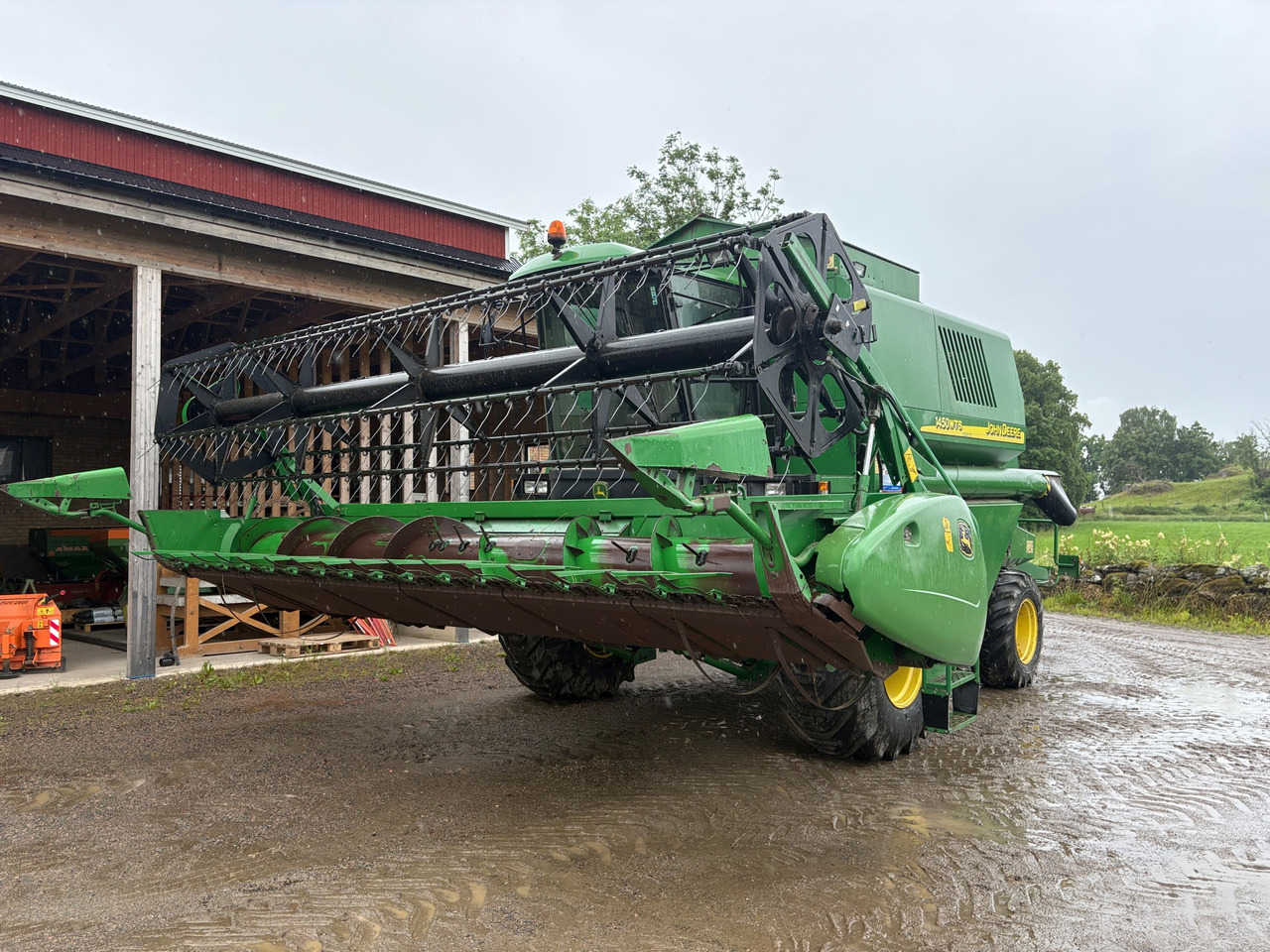 John Deere 1450WTS - Moissonneuse-batteuse: photos 1 John Deere 1450WTS - Moissonneuse-batteuse: photos 1
