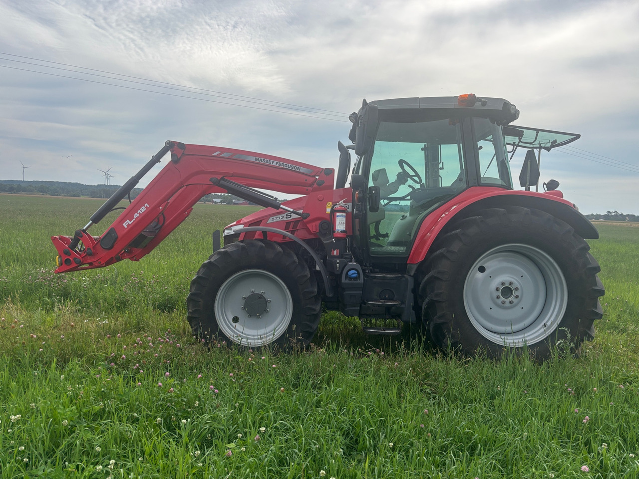Massey Ferguson 5713S - Tracteur agricole: photos 1 Massey Ferguson 5713S - Tracteur agricole: photos 1