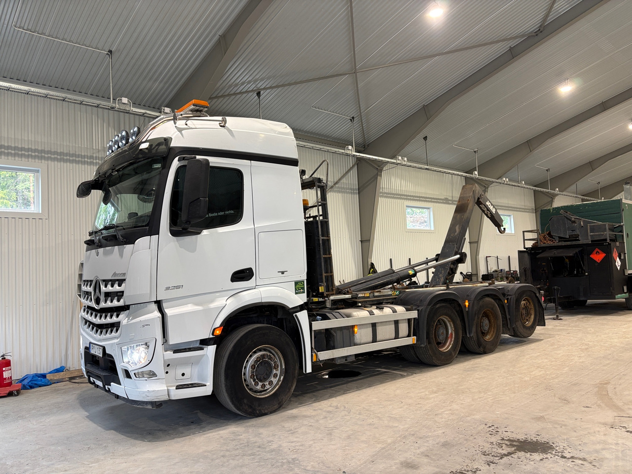 Mercedes-Benz Arocs 3251 8x4*4 - Camion ampliroll: photos 1 Mercedes-Benz Arocs 3251 8x4*4 - Camion ampliroll: photos 1
