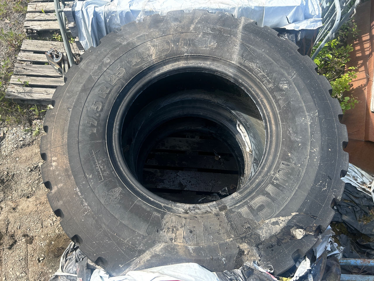 Michelin XHA 17.5R25 - Pneu pour Engins de chantier: photos 1 Michelin XHA 17.5R25 - Pneu pour Engins de chantier: photos 1